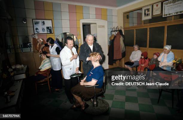 Rendezvous With Antoine, The Parisian Idol Hairdresser Of The Thirties. Sieradz - mai 1976 - Dans un salon de coiffure de son village natal, aux...