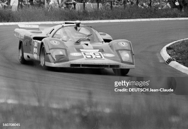 The 1000 Kms Of Nurburgring 1971. En Allemagne, sur le circuit du Nürburgring, la voiture FERRARI numéro 59, de l'écurie GELO RACING, roulant dans un...