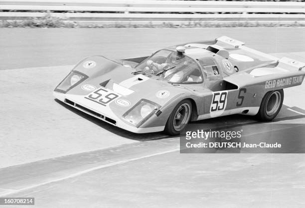 The 1000 Kms Of Nurburgring 1971. En Allemagne, sur le circuit du Nürburgring, la voiture FERRARI, portant le numéro 59, de l'écurie GELO RACING, de...