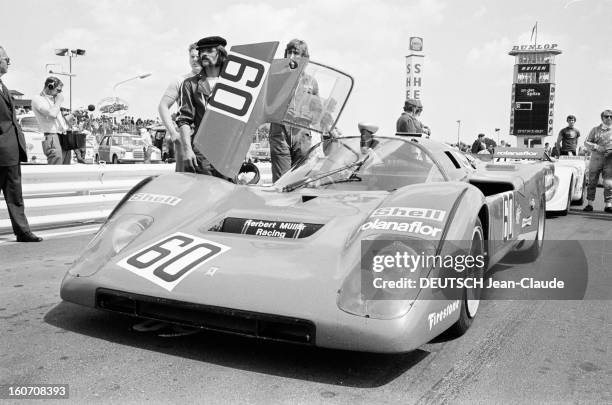 The 1000 Kms Of Nurburgring 1971. En Allemagne, sur le circuit du Nürburgring, les participants à la course automobile des 1000 Kilomètres pour le...