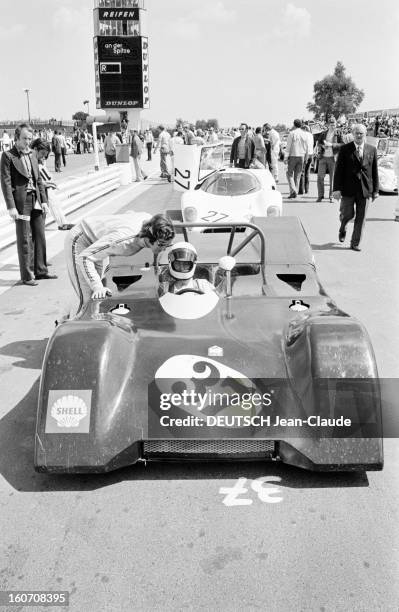 The 1000 Kms Of Nurburgring 1971. En Allemagne, sur le circuit du Nürburgring, les participants à la course automobile des 1000 Kilomètres pour le...