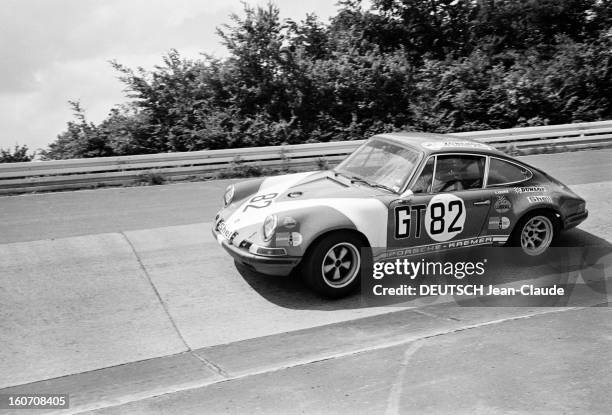 The 1000 Kms Of Nurburgring 1971. En Allemagne, sur le circuit du Nürburgring, les participants à la course automobile des 1000 Kilomètres pour le...