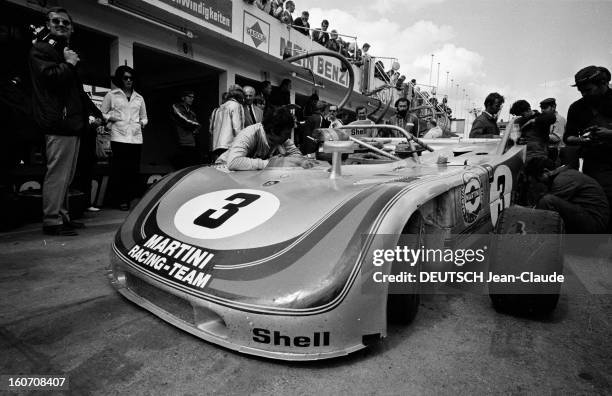 The 1000 Kms Of Nurburgring 1971. En Allemagne, sur le circuit du Nürburgring, les participants à la course automobile des 1000 Kilomètres pour le...