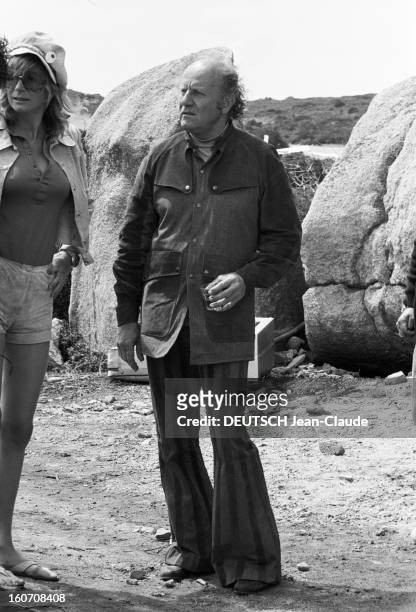 Rendezvous With Jean Castel. Sur l'île corse de Cavallo, Jean CASTEL, avec un pantalon pattes d'éléphant, à larges rayures et une veste longue à...