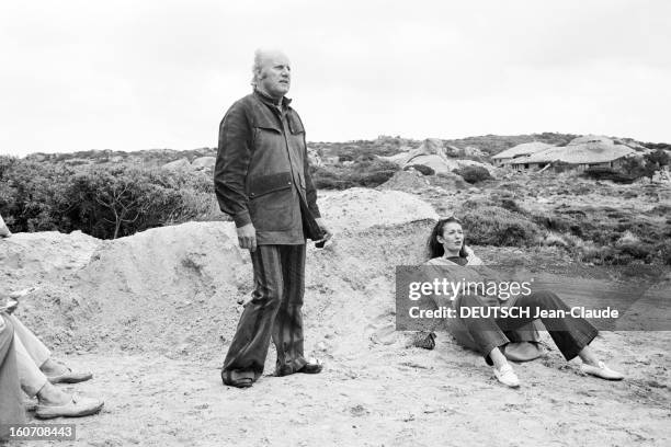 Rendezvous With Jean Castel. Sur l'île corse de Cavallo, Jean CASTEL, avec un pantalon pattes d'éléphant, à larges rayures et une veste longue à...