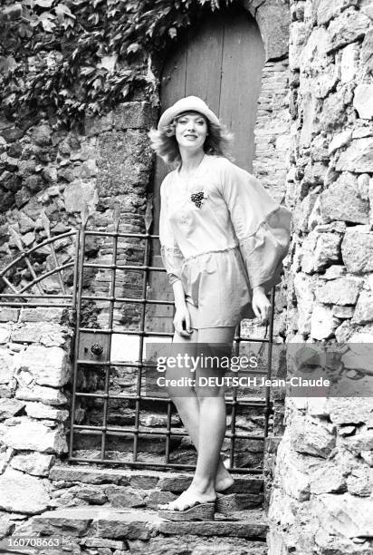 Summer 1971 Fashion In Saint-tropez. A Saint-Tropez, Rosalind MURRAY, dans un escalier de pierres, devant une grille, portant pour la marque JAP, une...