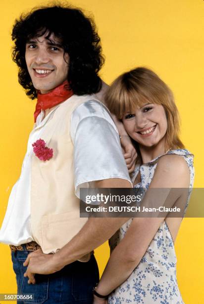 Julien Clerc And Miou-miou Pose Studio. En France, en janvier 1977, lors d'une séance en studio, sur fond jaune, l'actrice MIOU-MIOU souriante, vêtue...