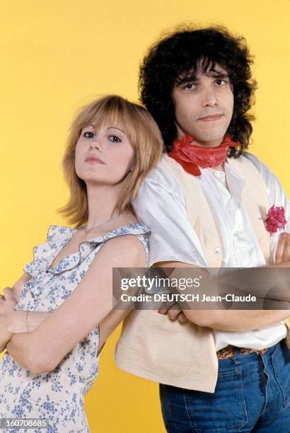 Julien Clerc And Miou-miou Pose Studio. En France, en janvier 1977, lors d'une séance en studio, sur fond jaune, l'actrice MIOU-MIOU, vêtue d'une...