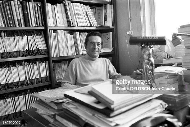 Dr Henri Laborit. A Paris, dans son laboratoire de recherche biologique de l'hôpital Boucicaut, le docteur Henri LABORIT, en pull col roulé, assis à...