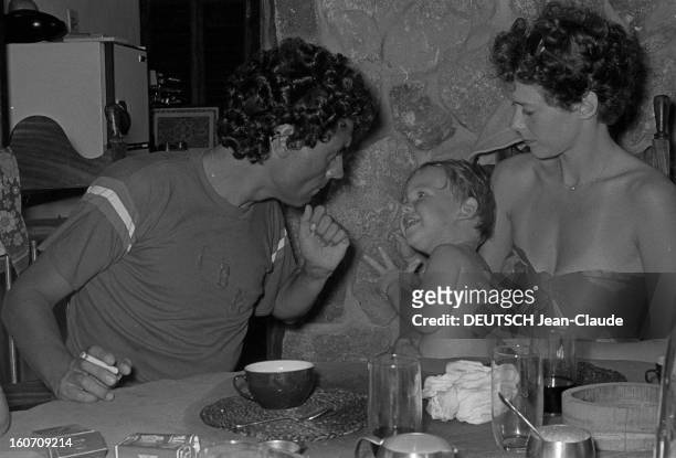 Shooting Of The Film 'good Bye Emmanuelle' By Francois Leterrier With Sylvia Kristel. Les Seychelles- 30 Avril 1977- Lors du tournage du troisième...