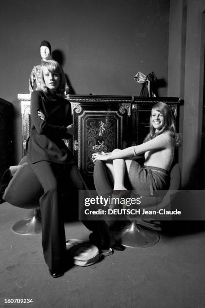 Small Models Of Great Fashion Designers. 21 septembre 1971- Reportage sur la mode des petits modèles des grands couturiers. Deux mannequins posant en...