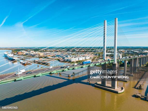 photo aérienne d’un drone du queen elizabeth bridge ii, s’étendant de thurrock dans l’essex à dartford dans le kent. - elizabeth kent photos et images de collection