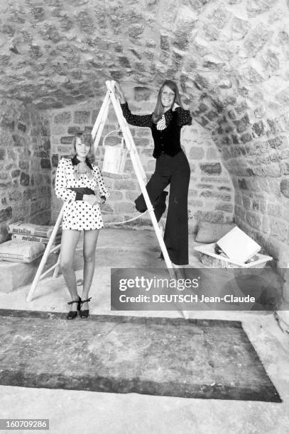 Small Models Of Great Fashion Designers. 21 septembre 1971- Reportage sur la mode des petits modèles des grands couturiers. Deux mannequins posant en...