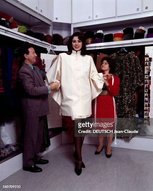 Rendezvous With Sheena Singh Star Model Of Yves Saint-laurent. Paris- Octobre 1990- Plan moyen de Sheena SINGH, mannequin iniden vedette d' Yves...