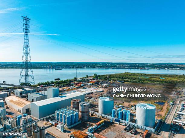 vista con dron de subestación eléctrica, eléctrica y producción en grays, inglaterra - servicios públicos fotografías e imágenes de stock