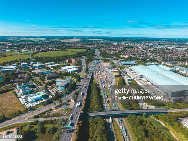 autoestrada em dartford, sudeste da inglaterra - kent-sudeste-da-inglaterra - fotografias e filmes do acervo