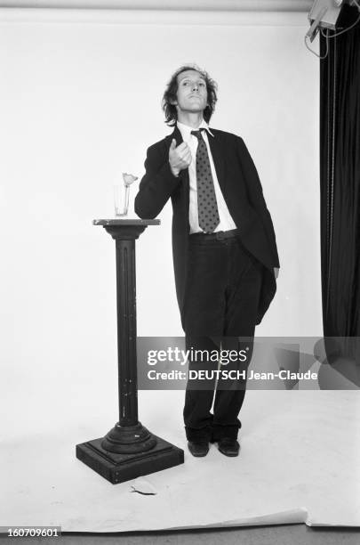 Rufus Poses In Studio. 13 octobre 1971- A l'occasion de la scène de théâtre 'Auguste, Auguste, Auguste' réalisé par Philippe ADRIEN, portrait de...