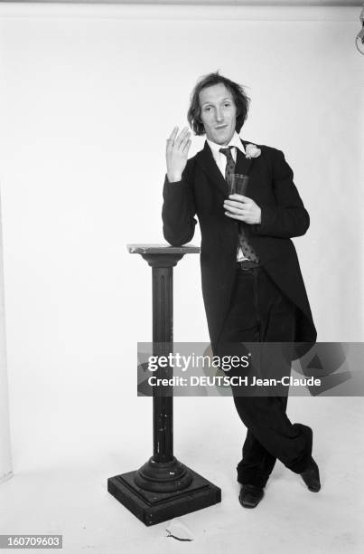 Rufus Poses In Studio. 13 octobre 1971- A l'occasion de la scène de théâtre 'Auguste, Auguste, Auguste' réalisé par Philippe ADRIEN, portrait de...