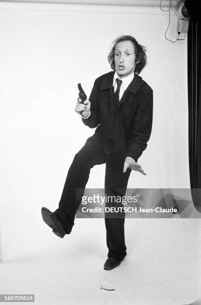 Rufus Poses In Studio. 13 octobre 1971- A l'occasion de la scène de théâtre 'Auguste, Auguste, Auguste' réalisé par Philippe ADRIEN, portrait de...