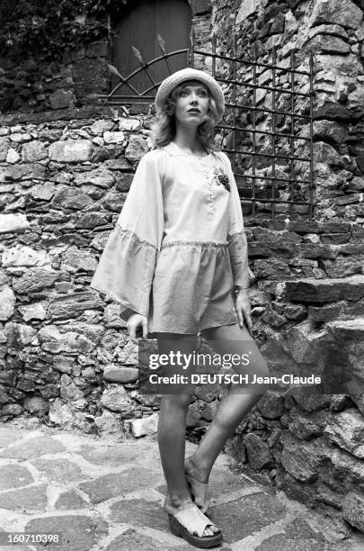 Summer 1971 Fashion In Saint-tropez. A Saint-Tropez, Rosalind MURRAY, devant un escalier de pierres, portant pour la marque JAP, une blouse à manches...