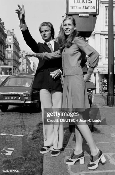 Fashion - Shoes With Compensated Insoles. France-2 Octobre 1972- Mode des talons compensés: un couple de mannequins homme-femme côte à côte, hélant...