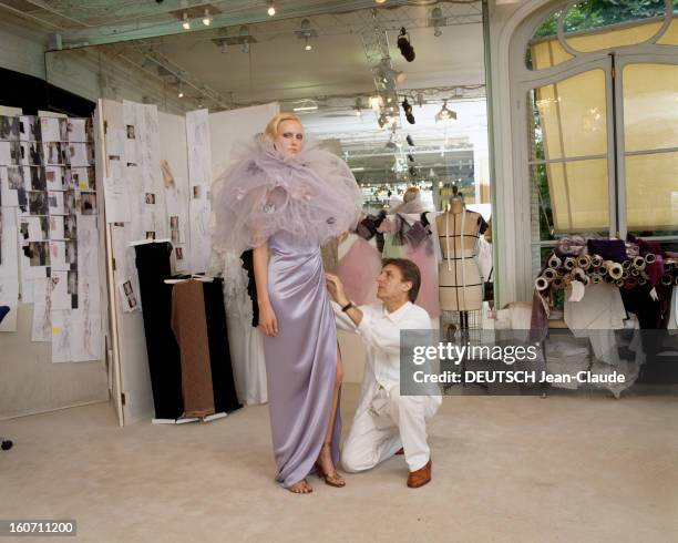 Premiere Of 2000-2001 Fall Winter Women's Couture Collection By Emanuel Ungaro. Dans son studio, le couturier Emanuel UNGARO, ajustant une robe...