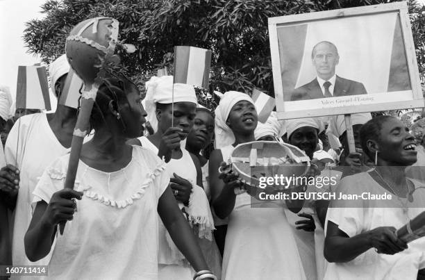 Official Visit Of Valery Giscard D'estaing In Guinea. Guinée, décembre 1978. Des femmes guinéennes brandissent le portrait officiel de Valéry GISCARD...