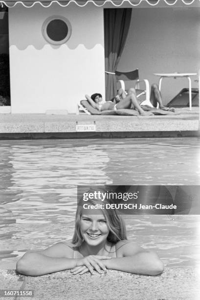 Janet Landgard In Paris. Paris- 11 septembre 1966- Portrait de Janet LANDGARD, partenaire de Burt LANCASTER dans 'The swimmer', souriante dans l'eau...