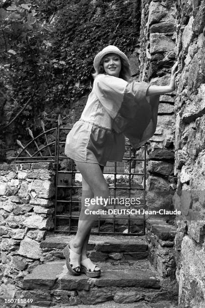 Summer 1971 Fashion In Saint-tropez. A Saint-Tropez, Rosalind MURRAY, dans un escalier de pierres, devant une grille, portant pour la marque JAP, une...