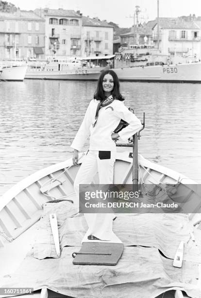 Summer 1971 Fashion In Saint-tropez. Dans le port de Saint-Tropez, la comédienne Ewa SWANN, debout dans un bateau, portant pour la marque ROSKO SHOP,...