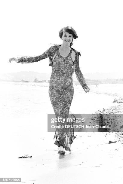 Summer 1971 Fashion In Saint-tropez. A Saint-Tropez, la comédienne Anny DUPEREY, courant sur la plage, portant une robe longue, en voile, imprimé de...