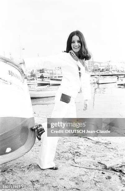 Summer 1971 Fashion In Saint-tropez. Dans le port de Saint-Tropez, la comédienne Ewa SWANN, debout près d'un bateau, portant pour la marque ROSKO...