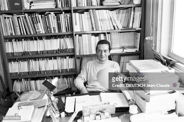 Dr Henri Laborit. A Paris, dans son laboratoire de recherche biologique de l'hôpital Boucicaut, le docteur Henri LABORIT, en pull col roulé, assis à...