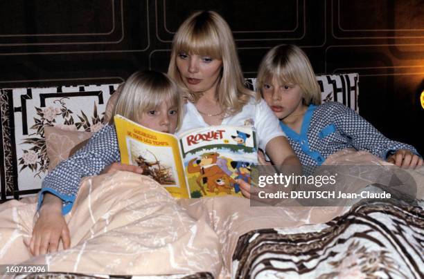 Isabelle Foret And Her Two Son Marc And Coco. En France, en mai 1979, Isabelle FORET, l'épouse de Claude FRANCOIS, et ses deux fils Marc et Claude,...