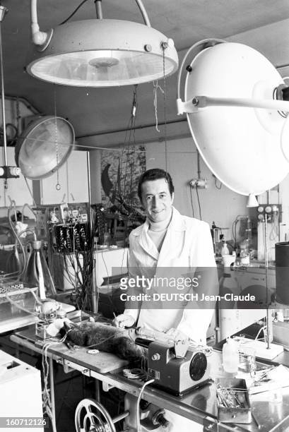 Dr Henri Laborit. A Paris, dans son laboratoire de recherche biologique de l'hôpital Boucicaut, le docteur Henri LABORIT, pratiquant une expérience...