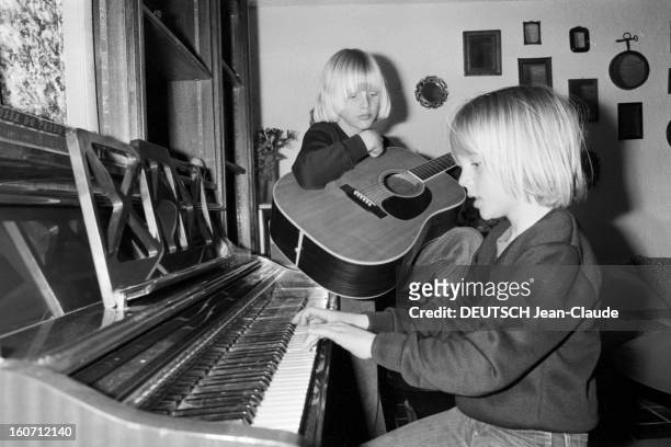 Isabelle Foret And Her Two Son Marc And Coco. En France, en mai 1979, les deux fils de Claude FRANCOIS, Marc et Claude, alias Coco, dans leur salon,...