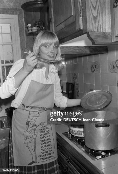 Isabelle Foret And Her Two Son Marc And Coco. En France, en mai 1979, Isabelle FORET, l'épouse de Claude FRANCOIS, cuisinant dans sa cuisine.