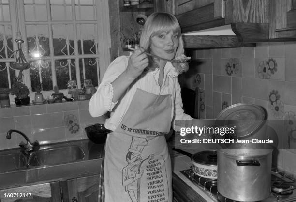 Isabelle Foret And Her Two Son Marc And Coco. En France, en mai 1979, Isabelle FORET, l'épouse de Claude FRANCOIS, cuisinant dans sa cuisine.