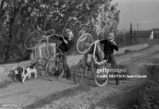 Isabelle Foret And Her Two Son Marc And Coco. En France, en mai 1979, en extérieur, Isabelle FORET, l'épouse de Claude FRANCOIS, et ses deux fils...