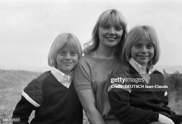 Isabelle Foret And Her Two Son Marc And Coco. En France, en mai 1979, Isabelle FORET, l'épouse de Claude FRANCOIS, posant en extérieur avec ses deux...