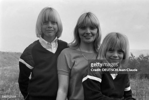 Isabelle Foret And Her Two Son Marc And Coco. En France, en mai 1979, Isabelle FORET, l'épouse de Claude FRANCOIS, posant en extérieur avec ses deux...