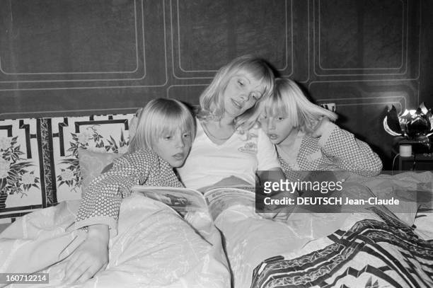 Isabelle Foret And Her Two Son Marc And Coco. En France, en mai 1979, Isabelle FORET, l'épouse de Claude FRANCOIS, au lit dans sa chambre, en...