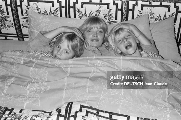 Isabelle Foret And Her Two Son Marc And Coco. En France, en mai 1979, Isabelle FORET, l'épouse de Claude FRANCOIS, au lit dans sa chambre, en...