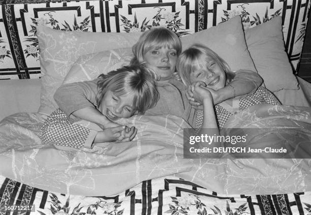 Isabelle Foret And Her Two Son Marc And Coco. En France, en mai 1979, Isabelle FORET, l'épouse de Claude FRANCOIS, au lit dans sa chambre, en...