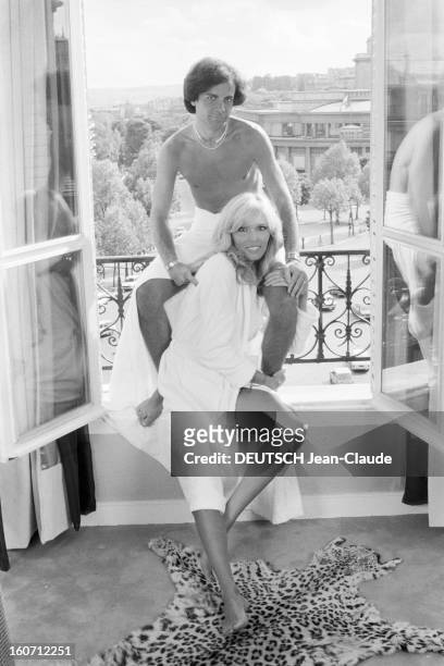 Rendezvous With Alain-philippe Malagnac And His Wife Amanda Lear. Paris - 25 mai 1979 - Dans leur appartement de l'avenue d'Iéna, portrait de Amanda...