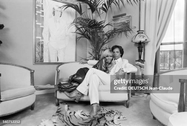 Rendezvous With Alain-philippe Malagnac And His Wife Amanda Lear. Paris - 25 mai 1979 - Dans leur appartement de l'avenue d'Iéna, portrait de...