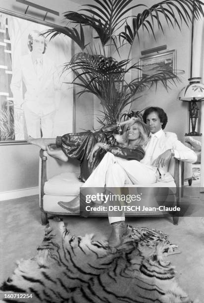 Rendezvous With Alain-philippe Malagnac And His Wife Amanda Lear. Paris - 25 mai 1979 - Dans leur appartement de l'avenue d'Iéna, portrait de...