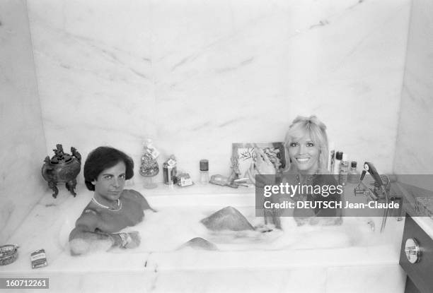 Rendezvous With Alain-philippe Malagnac And His Wife Amanda Lear. Paris - 25 mai 1979 - Dans leur appartement de l'avenue d'Iéna, portrait de Amanda...