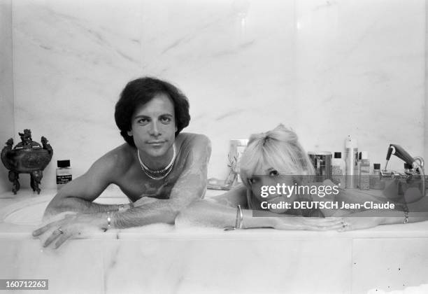 Rendezvous With Alain-philippe Malagnac And His Wife Amanda Lear. Paris - 25 mai 1979 - Dans leur appartement de l'avenue d'Iéna, portrait de Amanda...