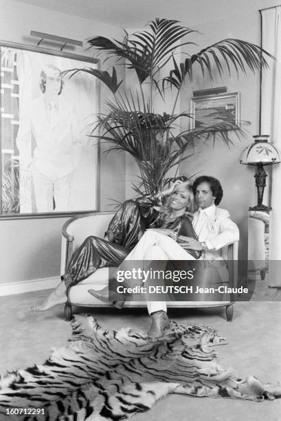 Rendezvous With Alain-philippe Malagnac And His Wife Amanda Lear. Paris - 25 mai 1979 - Dans leur appartement de l'avenue d'Iéna, portrait de...